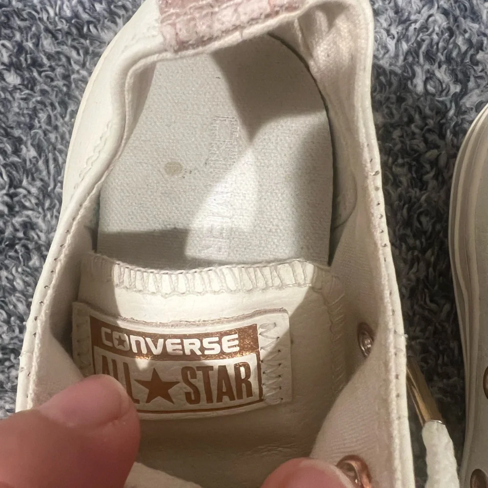 Converse chuck Taylor All Star/ Youth / Sneakers with Gold Accents